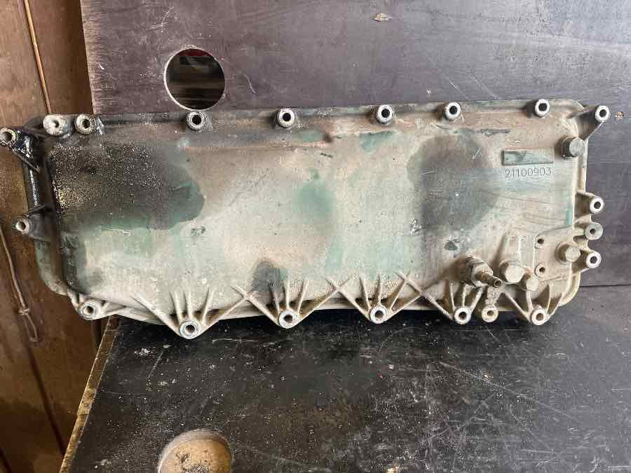 VOLVO ENGINE COVER 21100903 - Dzinējs un rezerves daļas - Kravas automašīna: foto 1 VOLVO ENGINE COVER 21100903 - Dzinējs un rezerves daļas - Kravas automašīna: foto 1