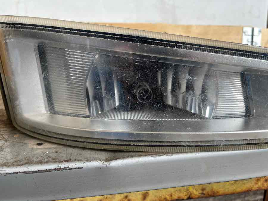 VOLVO FOG LAMP 22332592 RH - Gaismas/ Apgaismojums - Kravas automašīna: foto 4 VOLVO FOG LAMP 22332592 RH - Gaismas/ Apgaismojums - Kravas automašīna: foto 4