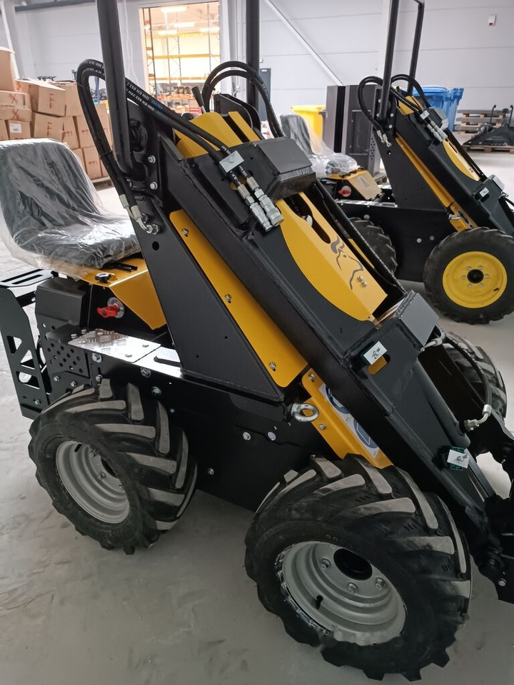 Tur Poland Radlader Mini loader Mini Hoflader N 520 - Kompaktiekrāvējs: foto 3 Tur Poland Radlader Mini loader Mini Hoflader N 520 - Kompaktiekrāvējs: foto 3