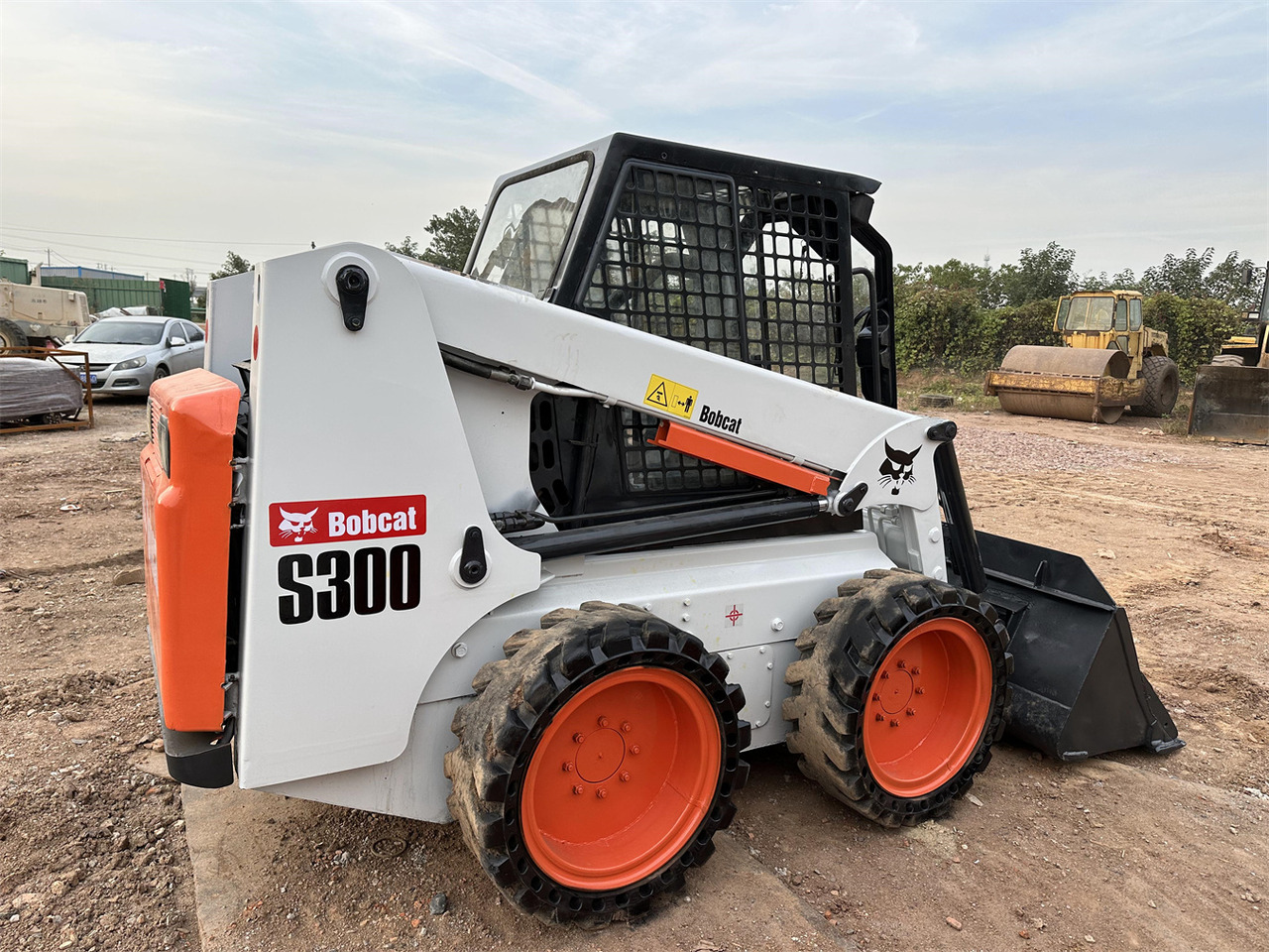 BOBCAT S300 - Kompaktiekrāvējs: foto 4 BOBCAT S300 - Kompaktiekrāvējs: foto 4