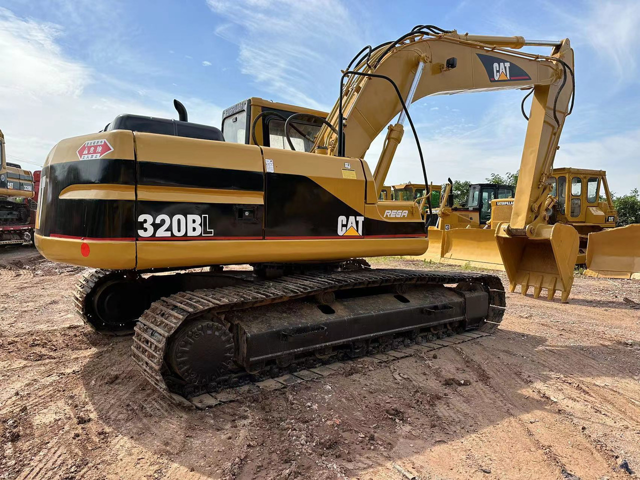 Kāpurķēžu ekskavators CATERPILLAR 320B: foto 1