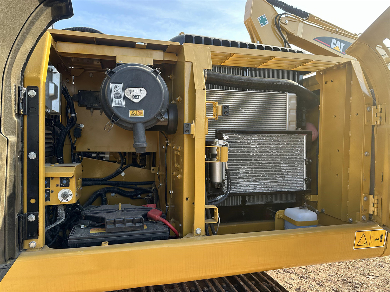 Kāpurķēžu ekskavators CATERPILLAR 320D: foto 8