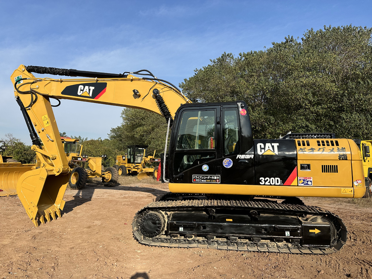 CATERPILLAR 320DL - Kāpurķēžu ekskavators: foto 1 CATERPILLAR 320DL - Kāpurķēžu ekskavators: foto 1