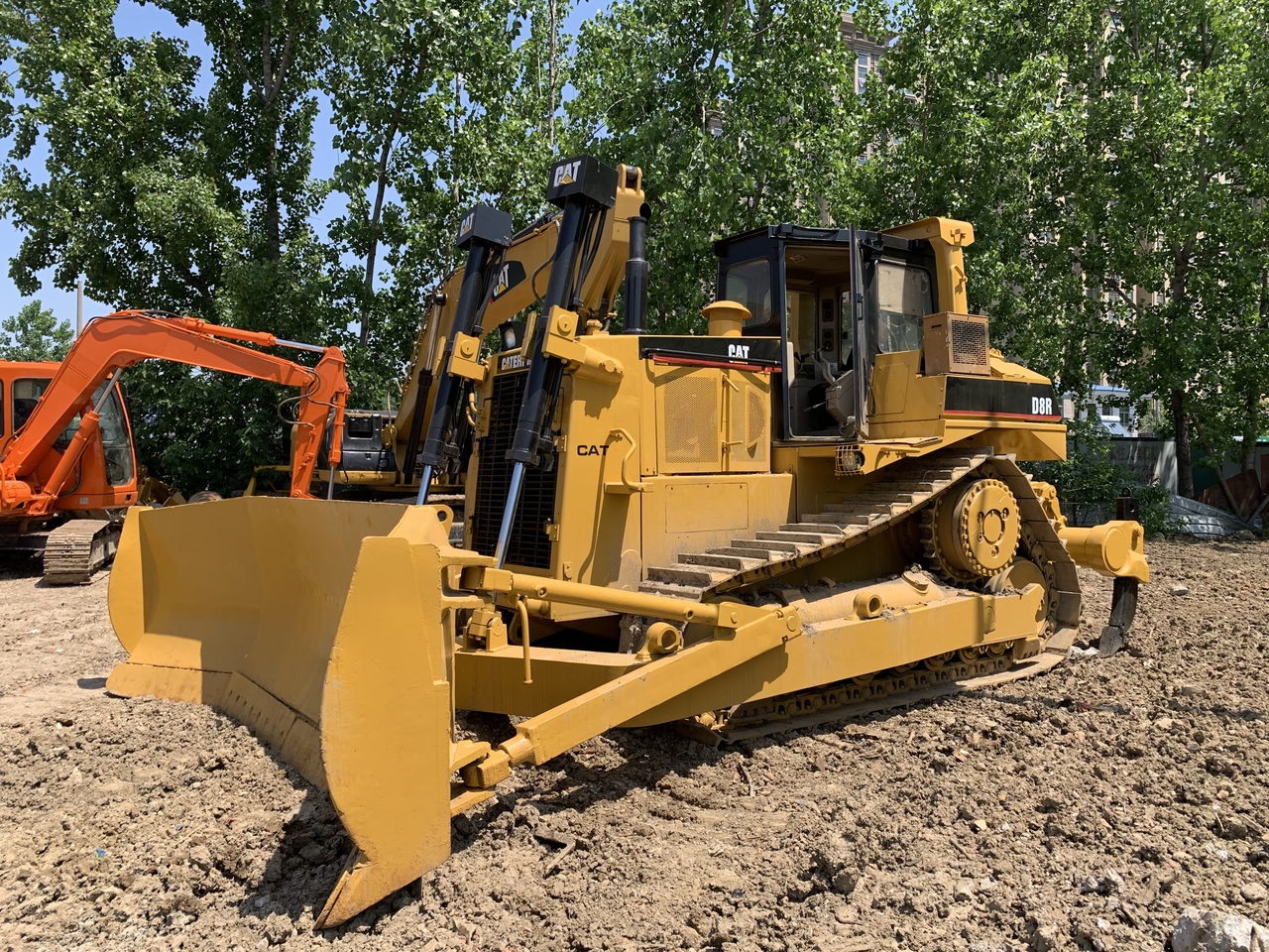CATERPILLAR D8R - Buldozers: foto 1 CATERPILLAR D8R - Buldozers: foto 1