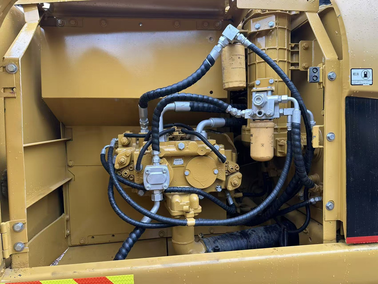 Caterpillar 320CL - Kāpurķēžu ekskavators: foto 4 Caterpillar 320CL - Kāpurķēžu ekskavators: foto 4