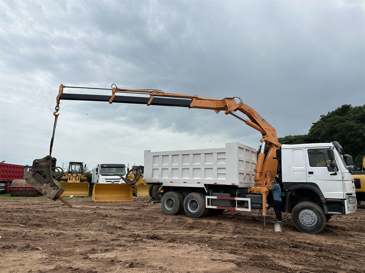 HOWO 371 Mounted Crane Dump truck - Kravas auto ar manipulatoru: foto 3 HOWO 371 Mounted Crane Dump truck - Kravas auto ar manipulatoru: foto 3