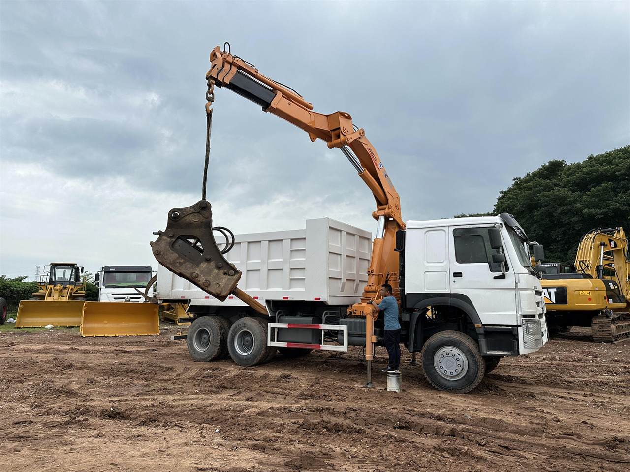 HOWO 371 Mounted Crane Dump truck - Kravas auto ar manipulatoru: foto 1 HOWO 371 Mounted Crane Dump truck - Kravas auto ar manipulatoru: foto 1