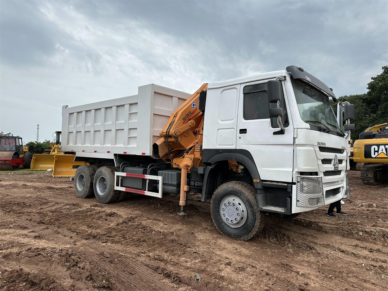 HOWO 371 Mounted Crane Dump truck - Kravas auto ar manipulatoru: foto 4 HOWO 371 Mounted Crane Dump truck - Kravas auto ar manipulatoru: foto 4