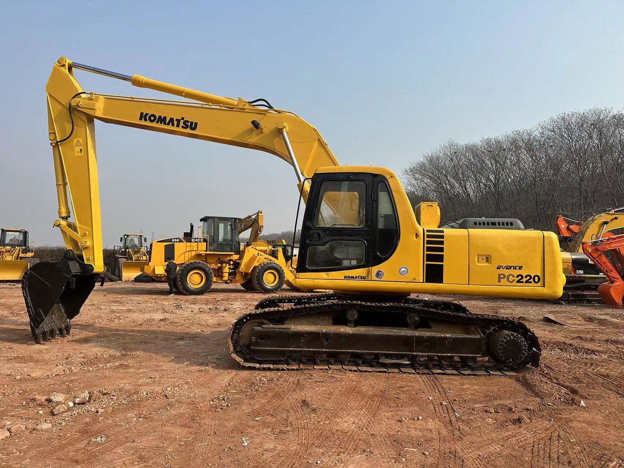 KOMATSU PC220-6 - Kāpurķēžu ekskavators: foto 1 KOMATSU PC220-6 - Kāpurķēžu ekskavators: foto 1