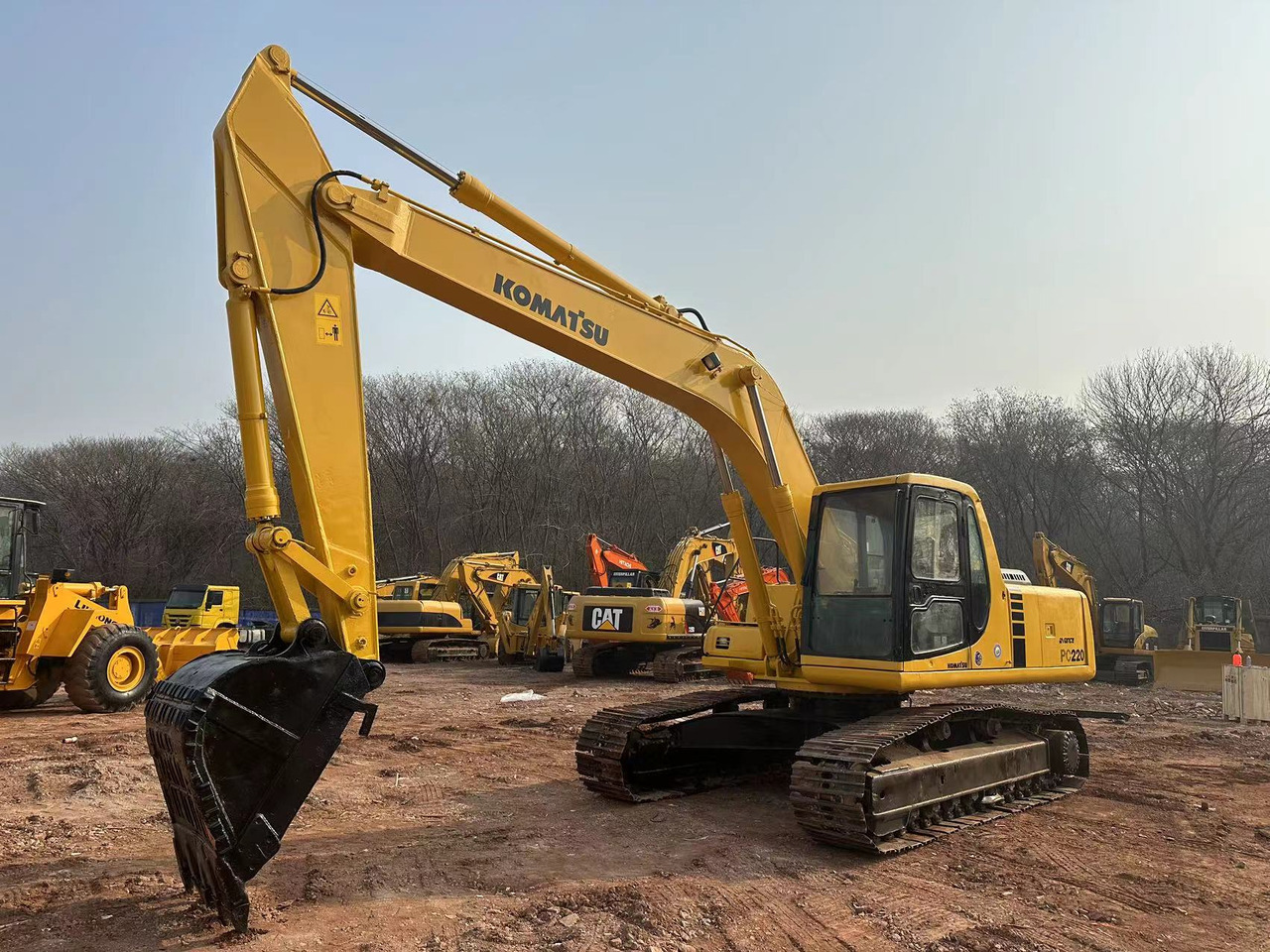 KOMATSU PC220-6 - Kāpurķēžu ekskavators: foto 2 KOMATSU PC220-6 - Kāpurķēžu ekskavators: foto 2