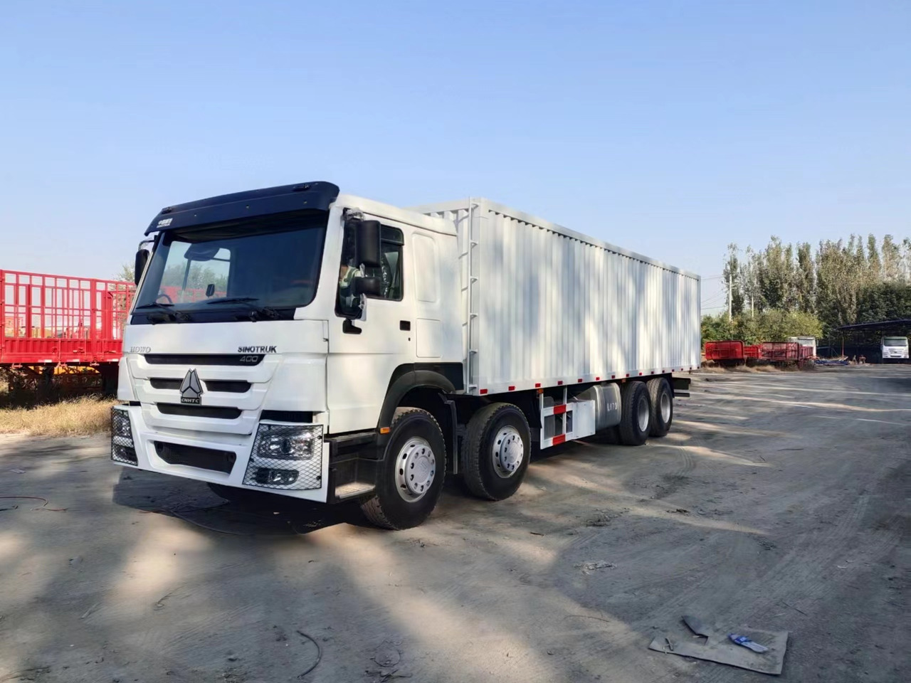 SINOTRUK 400 HOWO Box truck - Izometriskais kravas automašīna: foto 1 SINOTRUK 400 HOWO Box truck - Izometriskais kravas automašīna: foto 1