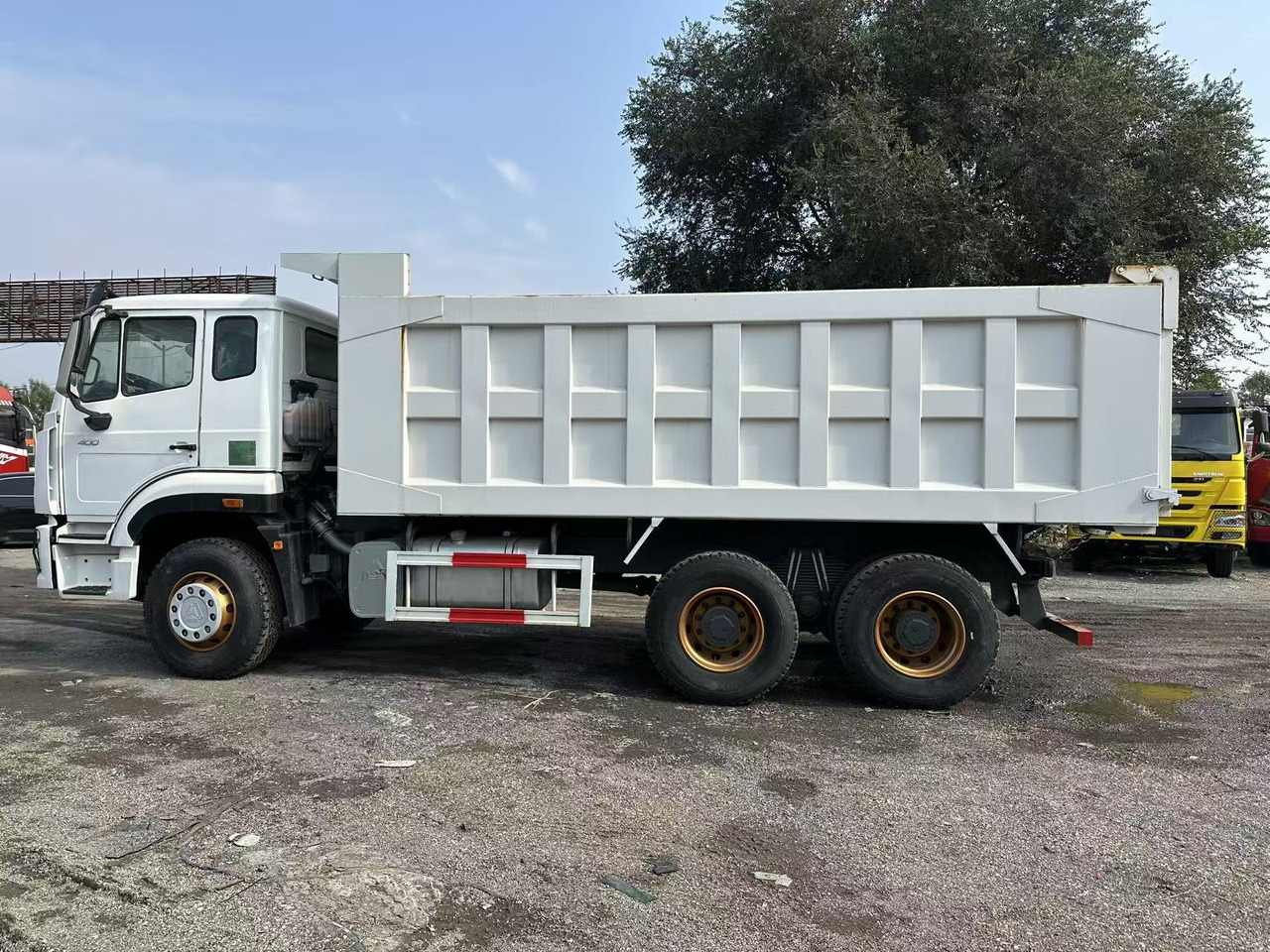 SINOTRUK HOHAN 400hp 6x4 tipper truck - Kravas automašīna pašizgāzējs: foto 3 SINOTRUK HOHAN 400hp 6x4 tipper truck - Kravas automašīna pašizgāzējs: foto 3