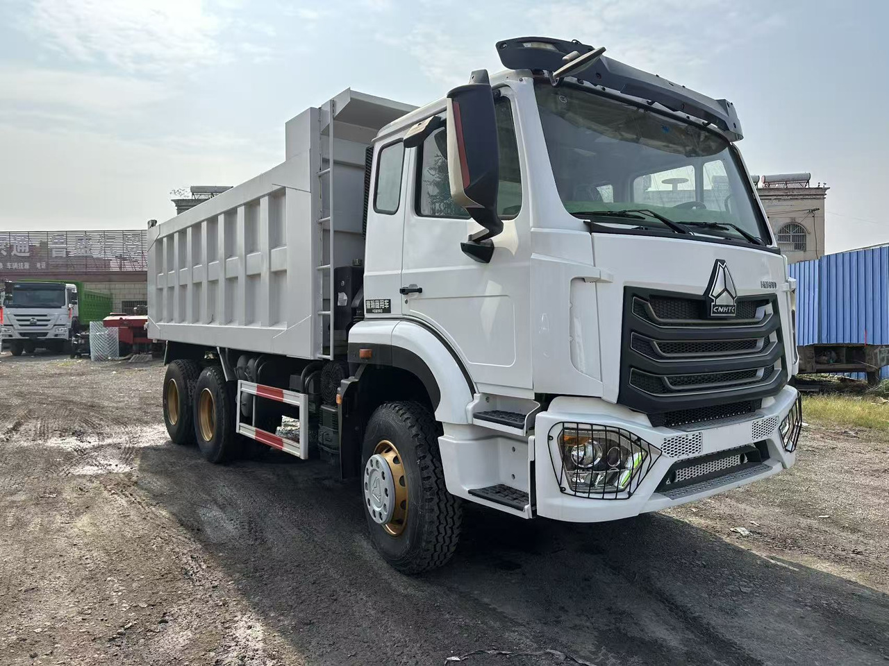 SINOTRUK HOHAN 400hp 6x4 tipper truck - Kravas automašīna pašizgāzējs: foto 1 SINOTRUK HOHAN 400hp 6x4 tipper truck - Kravas automašīna pašizgāzējs: foto 1
