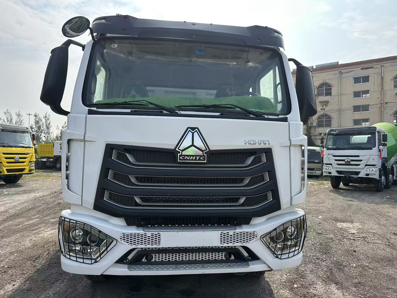 SINOTRUK HOHAN 400hp 6x4 tipper truck - Kravas automašīna pašizgāzējs: foto 4 SINOTRUK HOHAN 400hp 6x4 tipper truck - Kravas automašīna pašizgāzējs: foto 4
