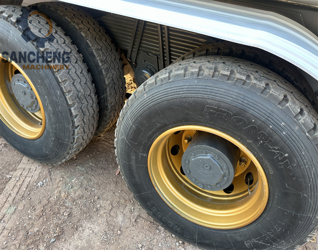 SINOTRUK HOWO 371 6x4 Water Tanker Truck - Autocisterna: foto 5 SINOTRUK HOWO 371 6x4 Water Tanker Truck - Autocisterna: foto 5