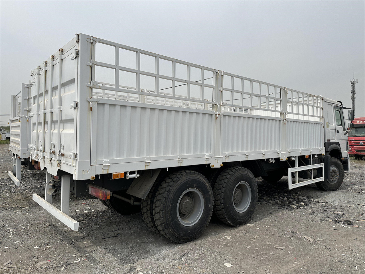 SINOTRUK HOWO 371 Cargo truck - Kravas automašīna dzīvnieku pārvadāšanai: foto 4 SINOTRUK HOWO 371 Cargo truck - Kravas automašīna dzīvnieku pārvadāšanai: foto 4