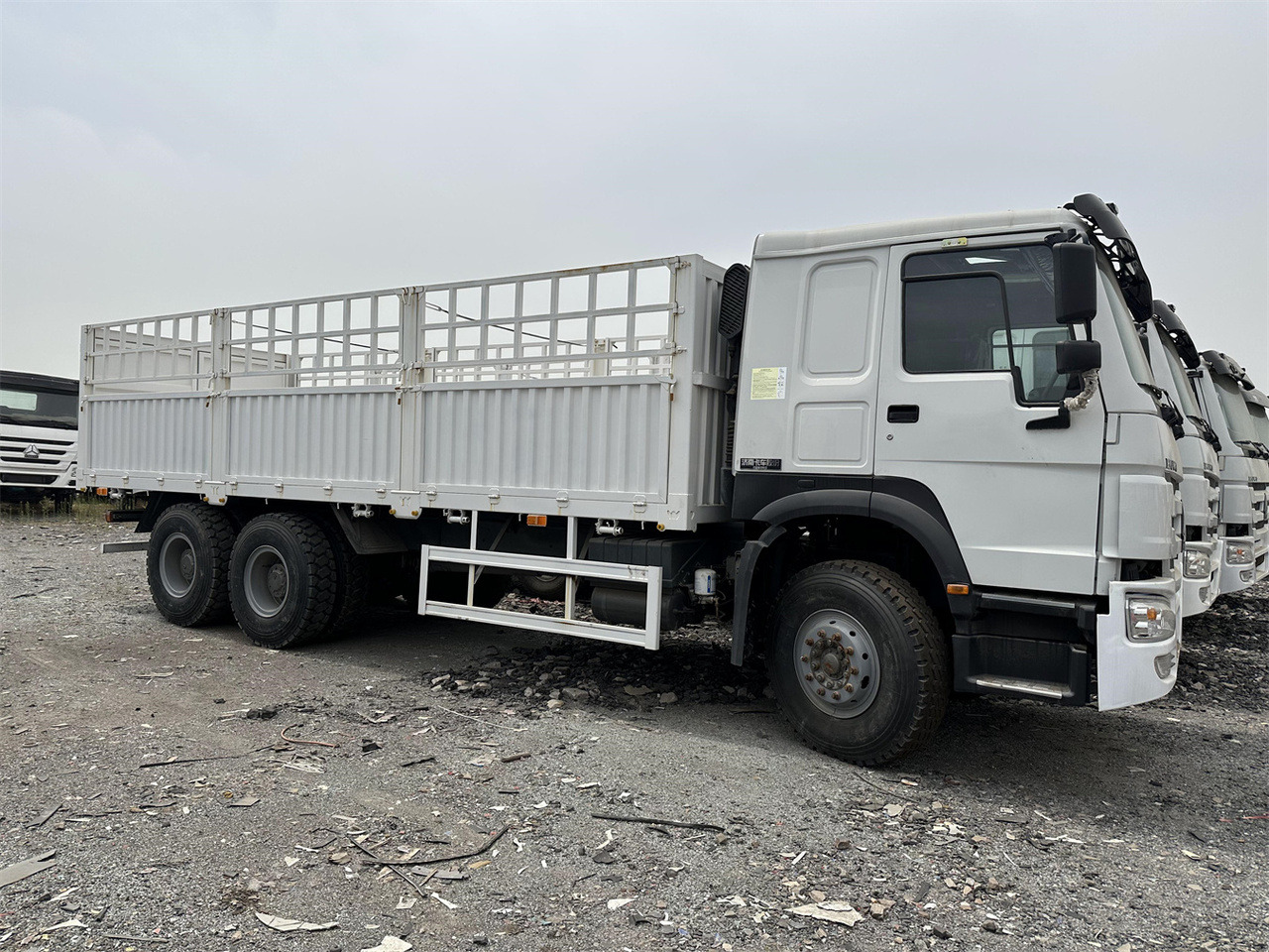 SINOTRUK HOWO 371 Cargo truck - Kravas automašīna dzīvnieku pārvadāšanai: foto 3 SINOTRUK HOWO 371 Cargo truck - Kravas automašīna dzīvnieku pārvadāšanai: foto 3