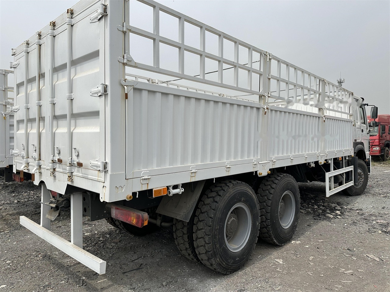 SINOTRUK HOWO 371 Cargo truck - Kravas automašīna dzīvnieku pārvadāšanai: foto 3 SINOTRUK HOWO 371 Cargo truck - Kravas automašīna dzīvnieku pārvadāšanai: foto 3
