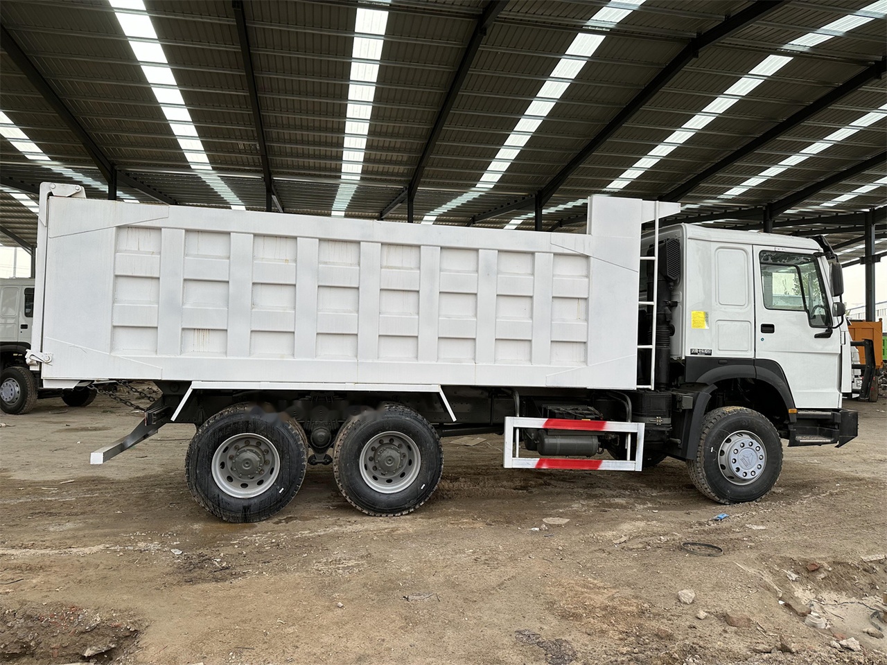 SINOTRUK HOWO 371 Dump Truck - Kravas automašīna pašizgāzējs: foto 4 SINOTRUK HOWO 371 Dump Truck - Kravas automašīna pašizgāzējs: foto 4