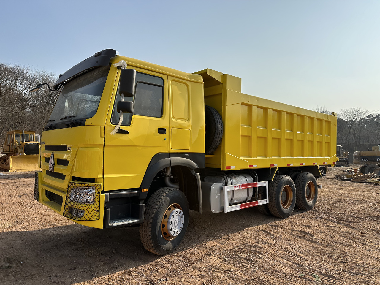 SINOTRUK HOWO 371 - Kravas automašīna pašizgāzējs: foto 2 SINOTRUK HOWO 371 - Kravas automašīna pašizgāzējs: foto 2
