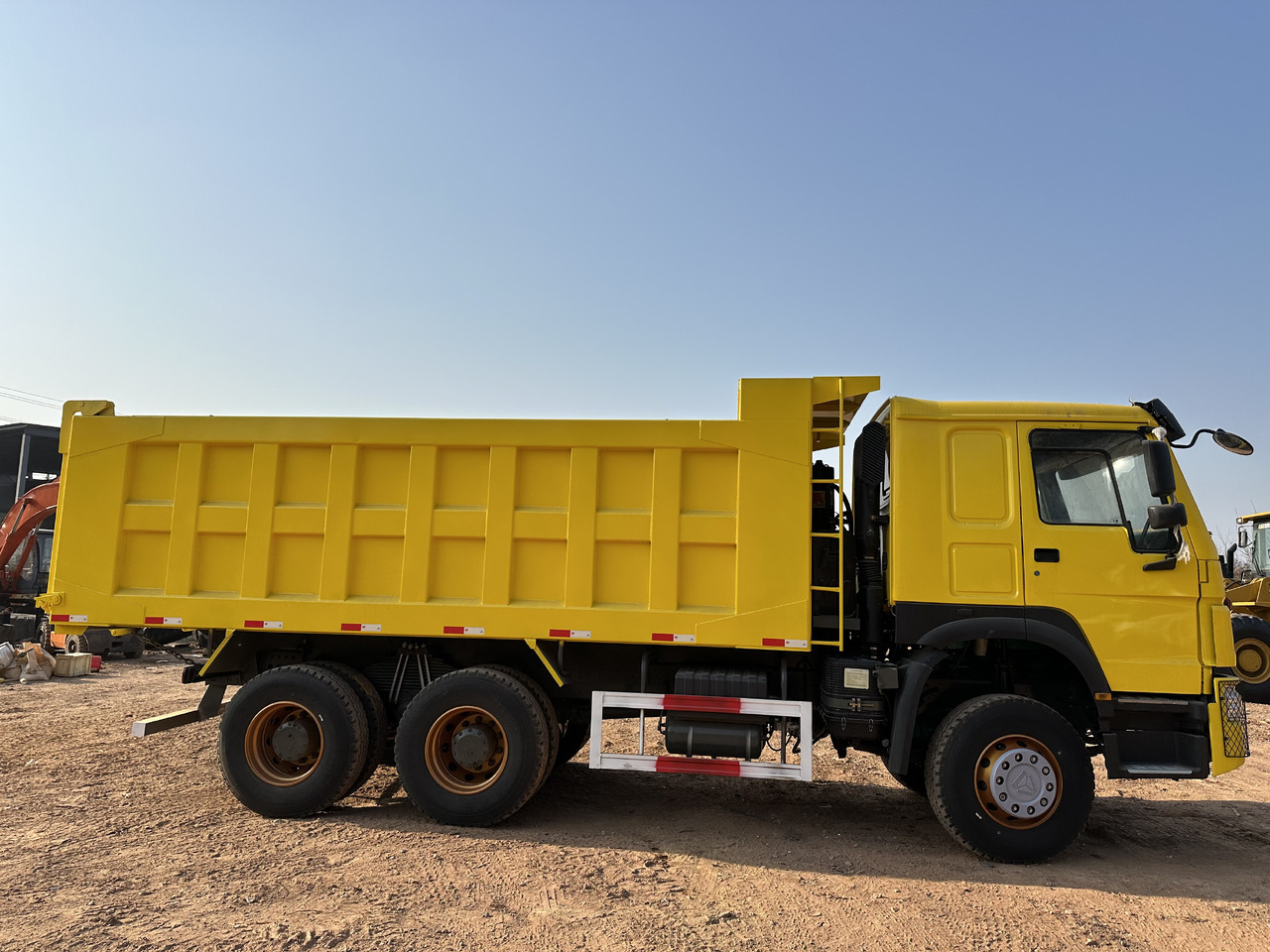 SINOTRUK HOWO 371 - Kravas automašīna pašizgāzējs: foto 4 SINOTRUK HOWO 371 - Kravas automašīna pašizgāzējs: foto 4