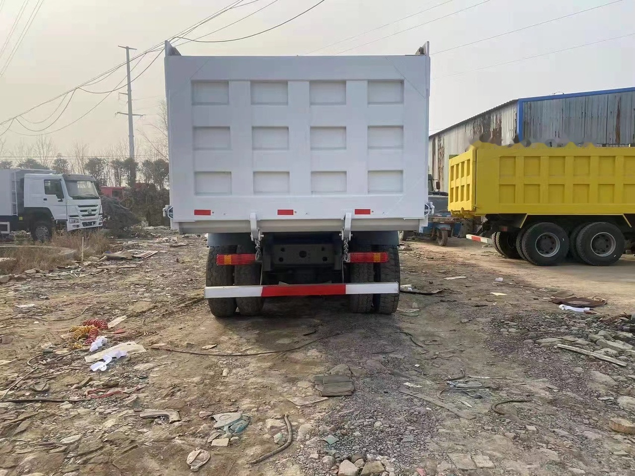 SINOTRUK HOWO 371 Tipper truck - Kravas automašīna pašizgāzējs: foto 3 SINOTRUK HOWO 371 Tipper truck - Kravas automašīna pašizgāzējs: foto 3