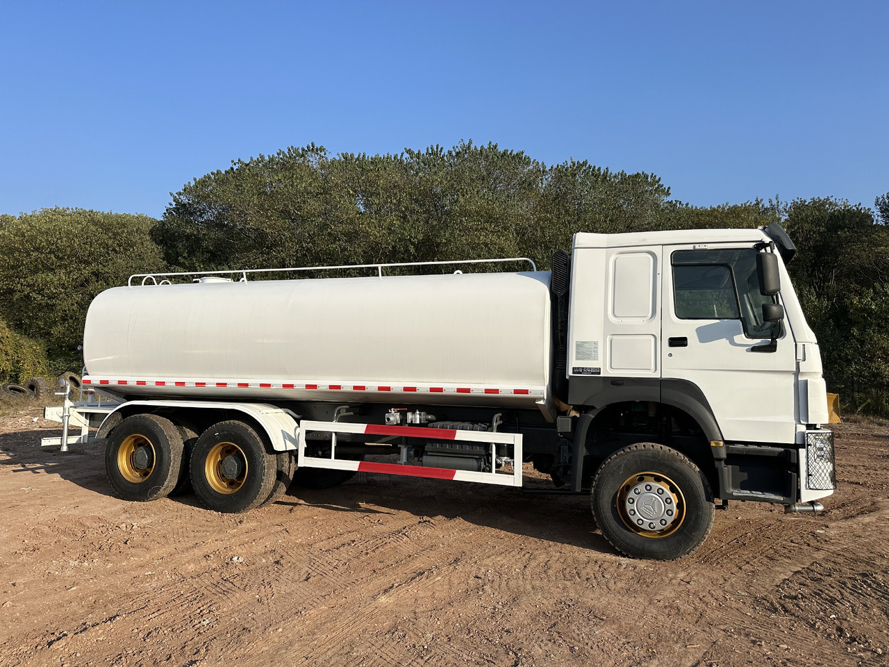 SINOTRUK HOWO 371 Water Tanker Truck - Autocisterna: foto 3 SINOTRUK HOWO 371 Water Tanker Truck - Autocisterna: foto 3