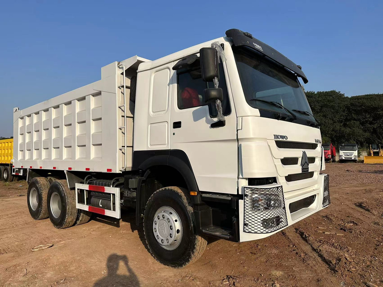 SINOTRUK HOWO 371hp 6x4 - Kravas automašīna pašizgāzējs: foto 2 SINOTRUK HOWO 371hp 6x4 - Kravas automašīna pašizgāzējs: foto 2