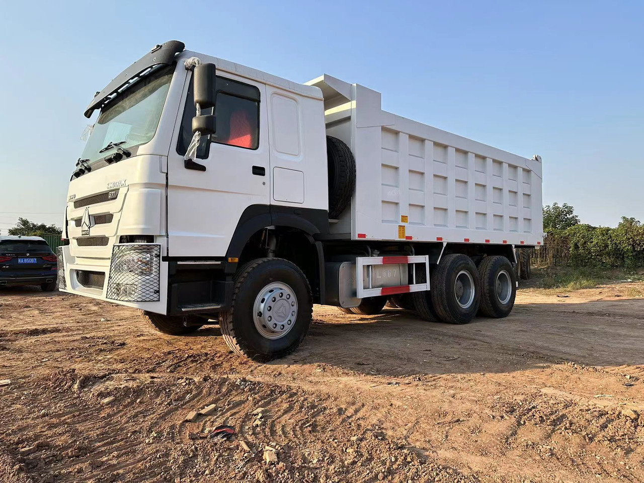 SINOTRUK HOWO 371hp 6x4 - Kravas automašīna pašizgāzējs: foto 4 SINOTRUK HOWO 371hp 6x4 - Kravas automašīna pašizgāzējs: foto 4