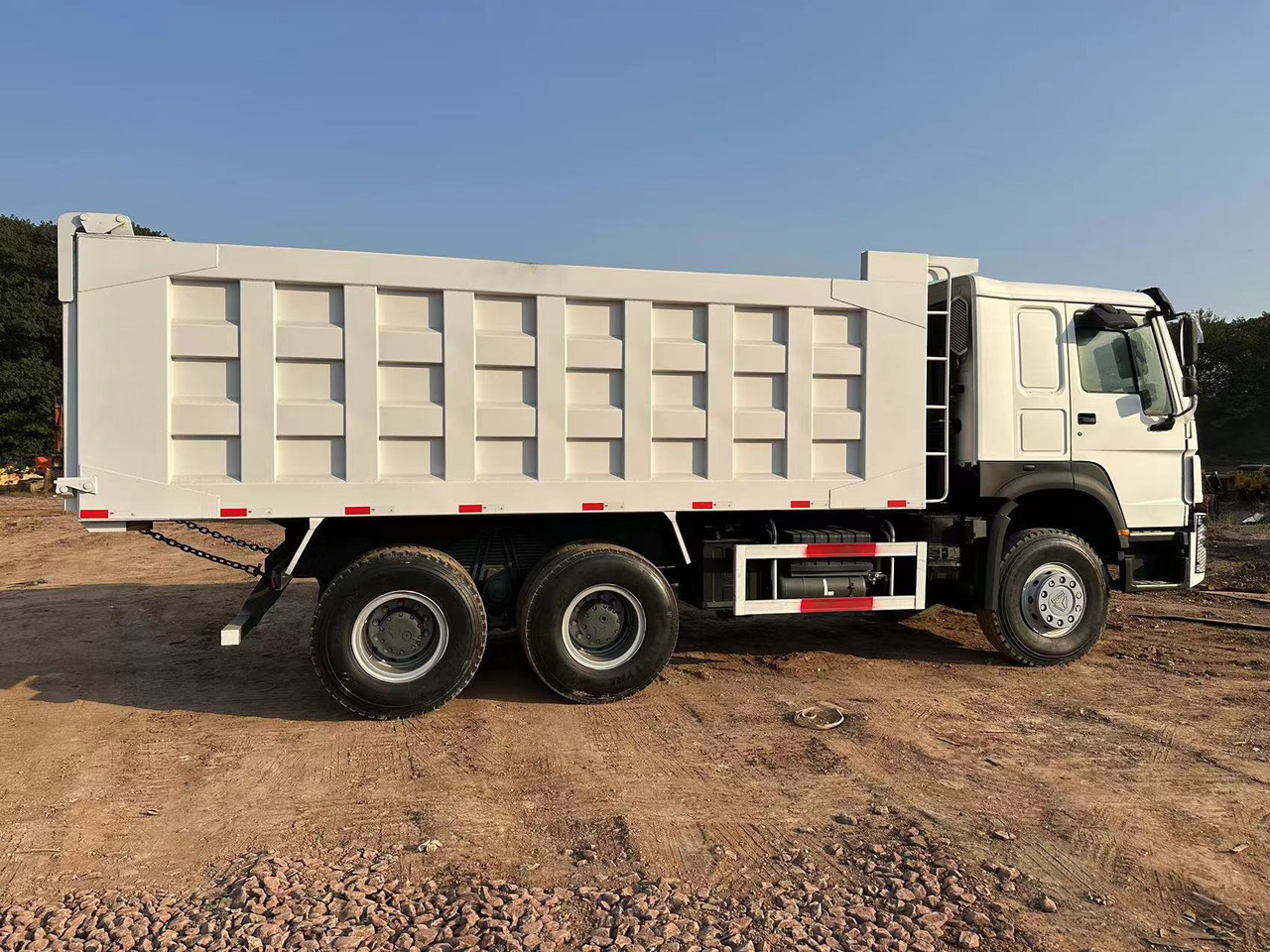 SINOTRUK HOWO 371hp 6x4 - Kravas automašīna pašizgāzējs: foto 5 SINOTRUK HOWO 371hp 6x4 - Kravas automašīna pašizgāzējs: foto 5