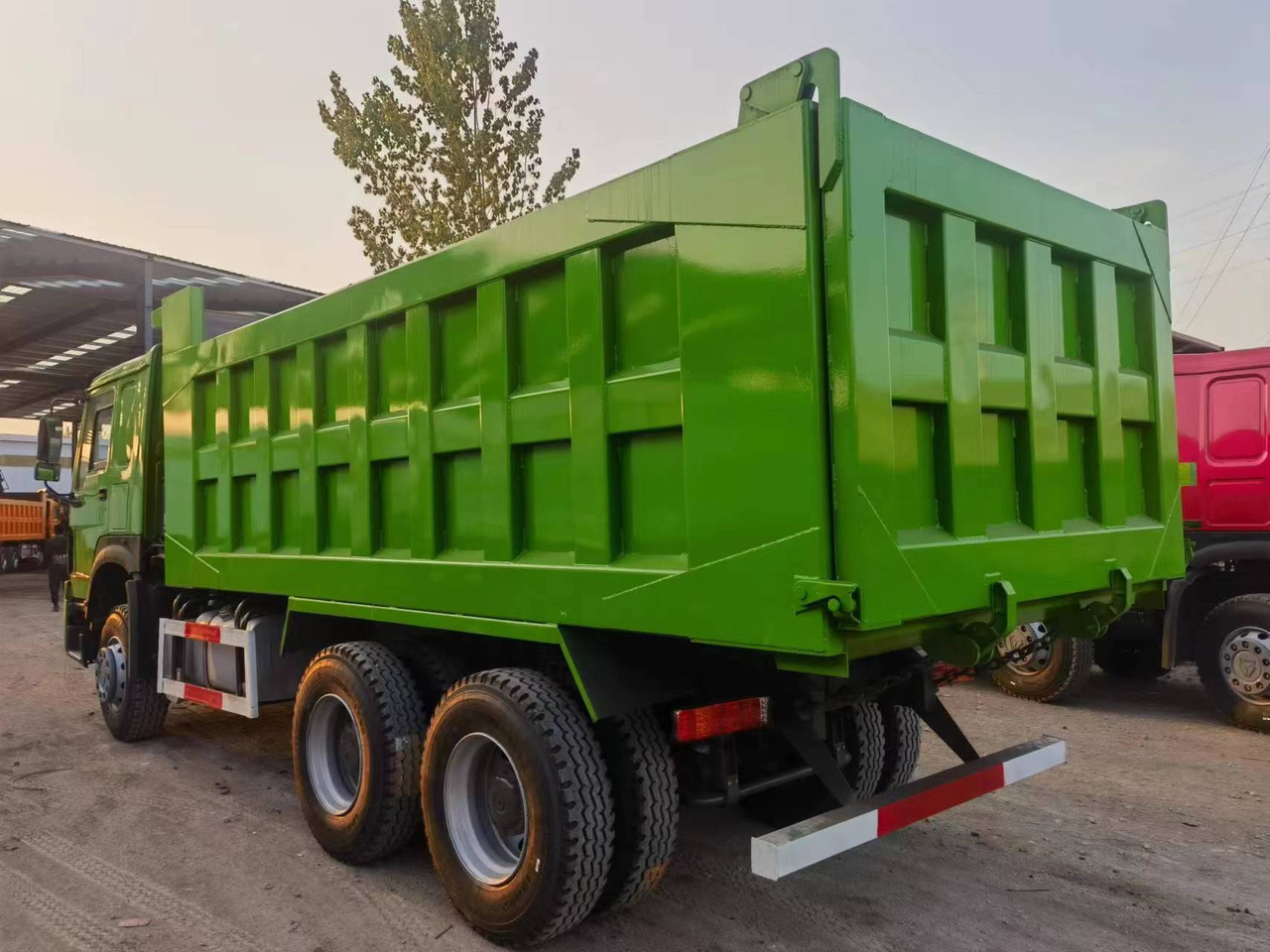 SINOTRUK HOWO 375 - Kravas automašīna pašizgāzējs: foto 3 SINOTRUK HOWO 375 - Kravas automašīna pašizgāzējs: foto 3