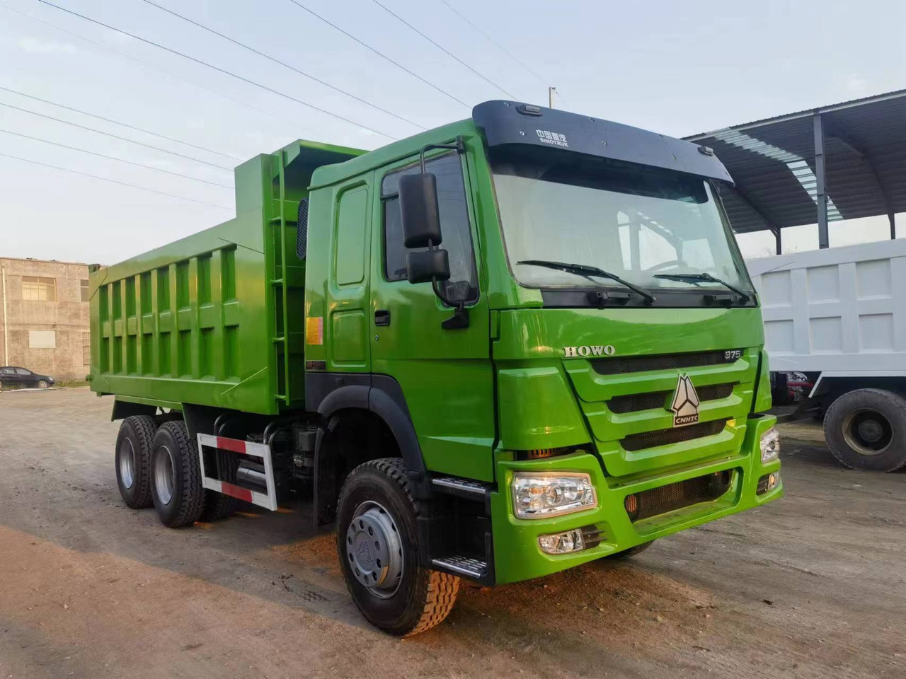 SINOTRUK HOWO 375 - Kravas automašīna pašizgāzējs: foto 1 SINOTRUK HOWO 375 - Kravas automašīna pašizgāzējs: foto 1