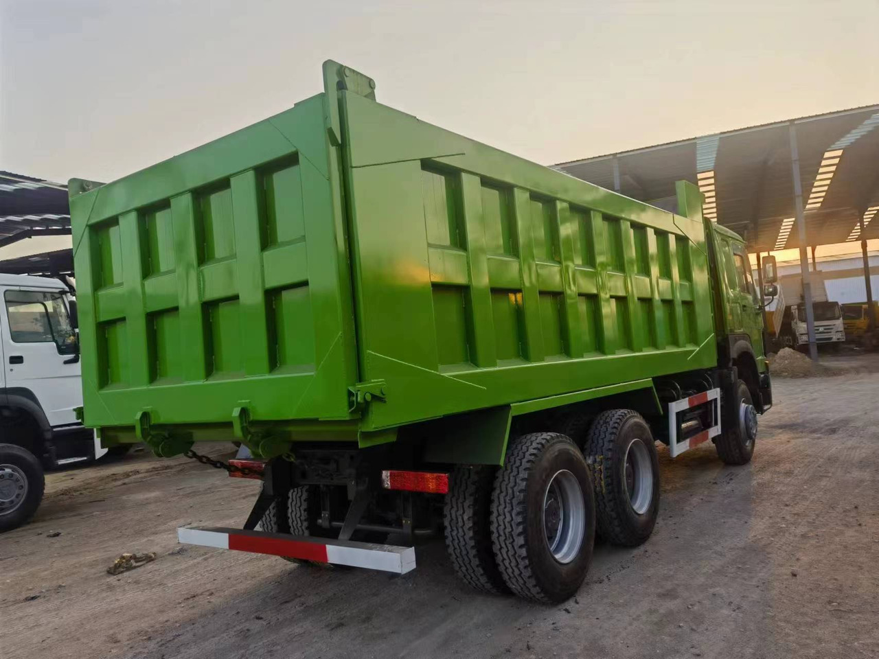 SINOTRUK HOWO 375hp 6X4 - Kravas automašīna pašizgāzējs: foto 5 SINOTRUK HOWO 375hp 6X4 - Kravas automašīna pašizgāzējs: foto 5