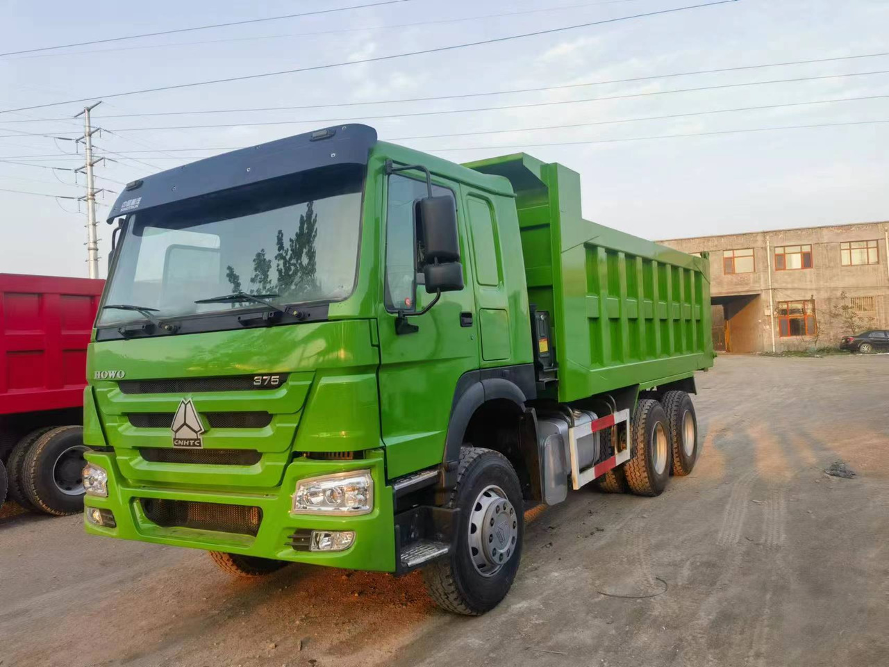 SINOTRUK HOWO 375hp 6X4 - Kravas automašīna pašizgāzējs: foto 1 SINOTRUK HOWO 375hp 6X4 - Kravas automašīna pašizgāzējs: foto 1