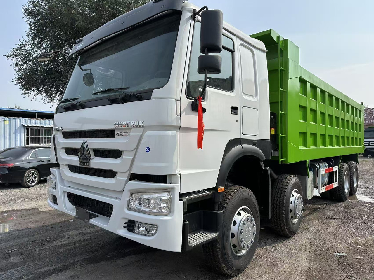 SINOTRUK HOWO 420HP 8X4 Tipper Truck - Kravas automašīna pašizgāzējs: foto 3 SINOTRUK HOWO 420HP 8X4 Tipper Truck - Kravas automašīna pašizgāzējs: foto 3