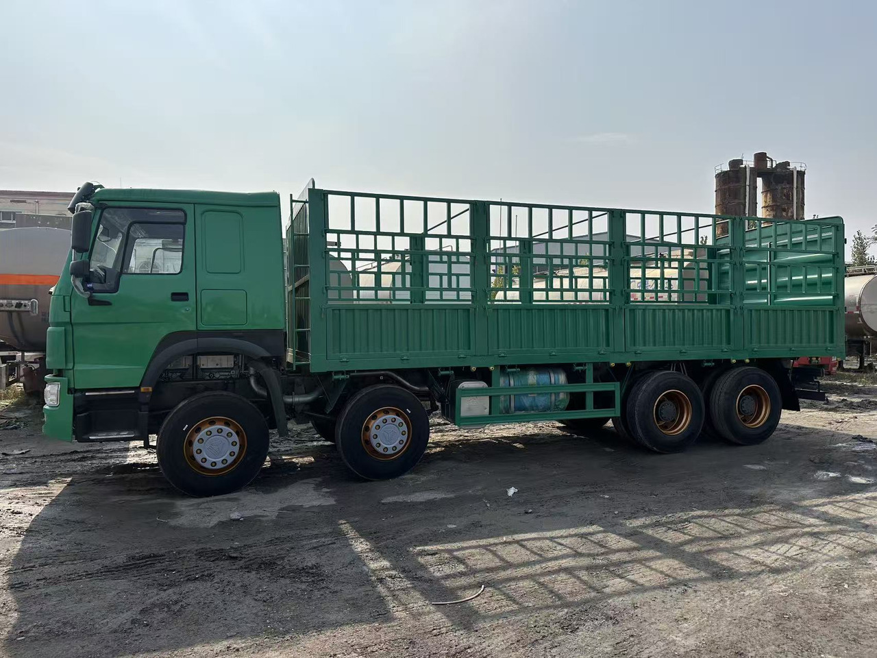 SINOTRUK HOWO 420hp 8x4 fence truck - Bortu kravas automašīna/ Platforma: foto 3 SINOTRUK HOWO 420hp 8x4 fence truck - Bortu kravas automašīna/ Platforma: foto 3