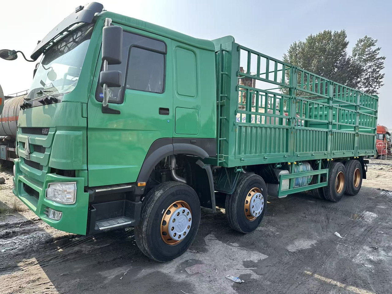SINOTRUK HOWO 420hp 8x4 fence truck - Bortu kravas automašīna/ Platforma: foto 1 SINOTRUK HOWO 420hp 8x4 fence truck - Bortu kravas automašīna/ Platforma: foto 1
