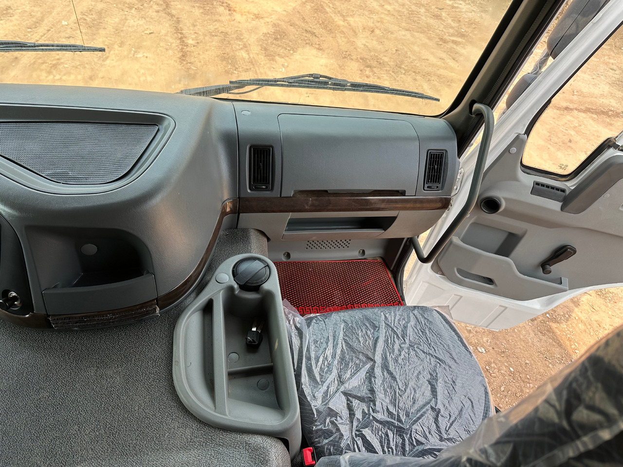 SINOTRUK HOWO Dump truck 371 6x4 - Kravas automašīna pašizgāzējs: foto 5 SINOTRUK HOWO Dump truck 371 6x4 - Kravas automašīna pašizgāzējs: foto 5