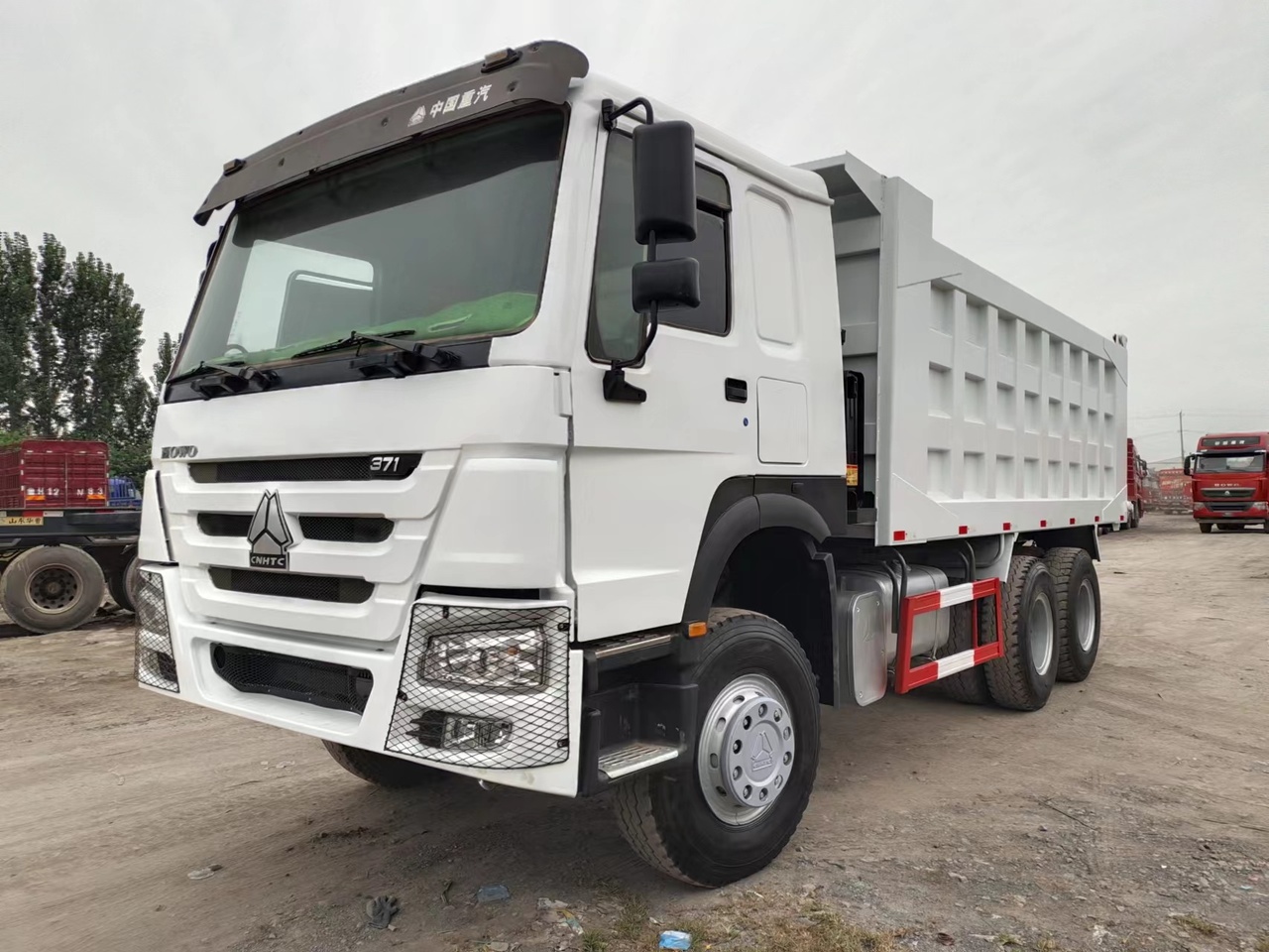 SINOTRUK HOWO Dump truck 371 6x4 - Kravas automašīna pašizgāzējs: foto 2 SINOTRUK HOWO Dump truck 371 6x4 - Kravas automašīna pašizgāzējs: foto 2