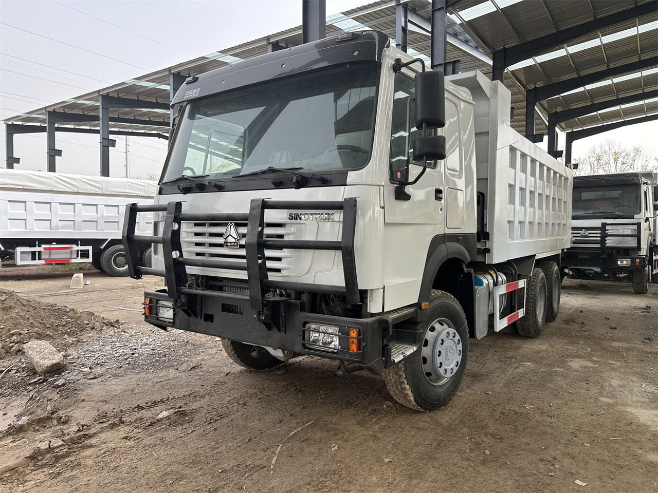 SINOTRUK HOWO Dump truck 371 6x4 - Kravas automašīna pašizgāzējs: foto 1 SINOTRUK HOWO Dump truck 371 6x4 - Kravas automašīna pašizgāzējs: foto 1