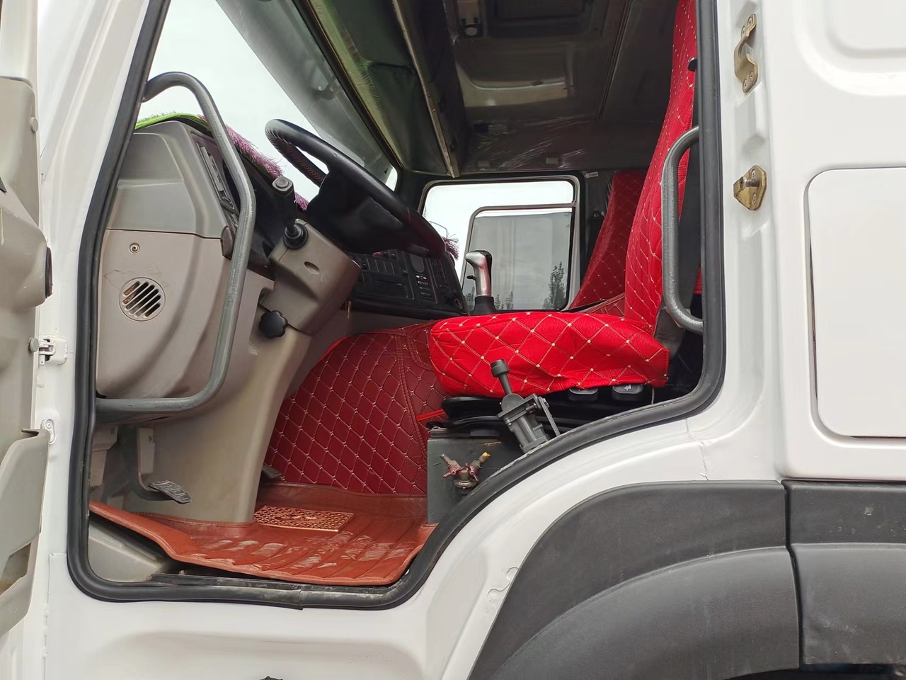 SINOTRUK HOWO Dump truck 371 6x4 - Kravas automašīna pašizgāzējs: foto 5 SINOTRUK HOWO Dump truck 371 6x4 - Kravas automašīna pašizgāzējs: foto 5