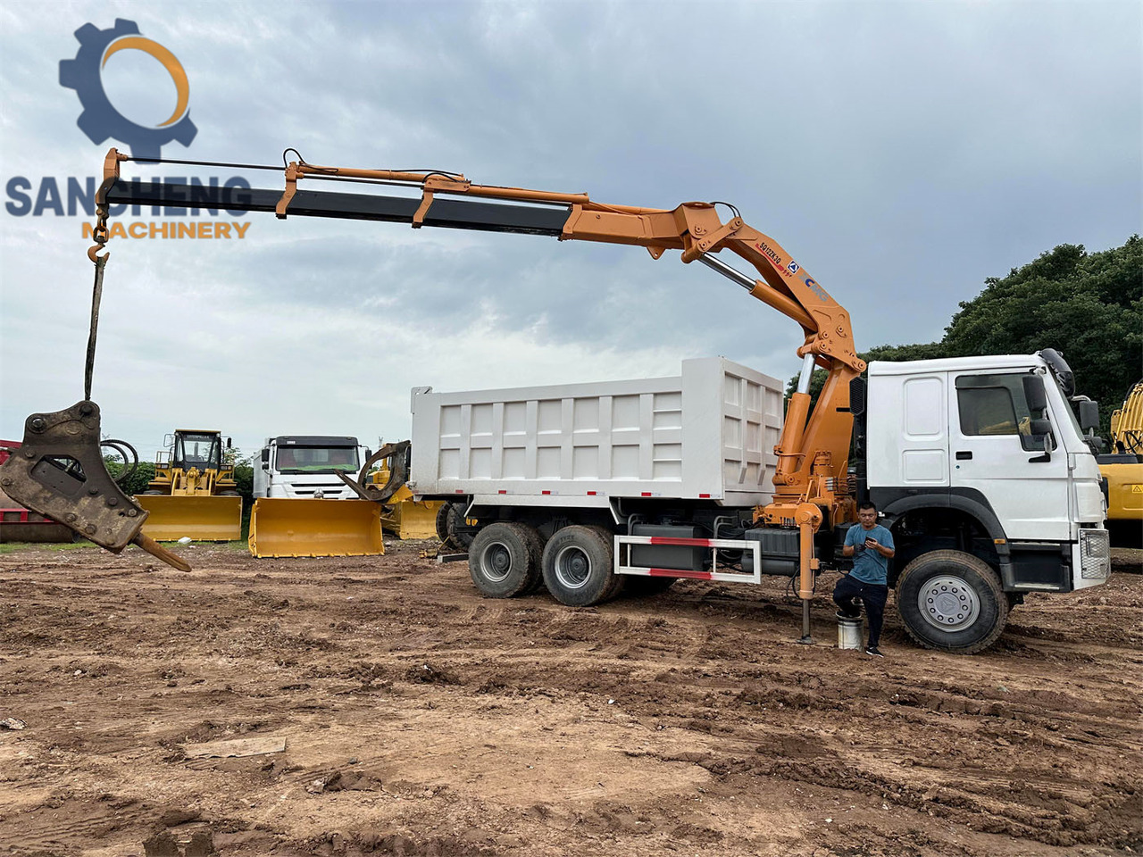 SINOTRUK Howo 371 6x4 crane truck - Kravas auto ar manipulatoru: foto 5 SINOTRUK Howo 371 6x4 crane truck - Kravas auto ar manipulatoru: foto 5