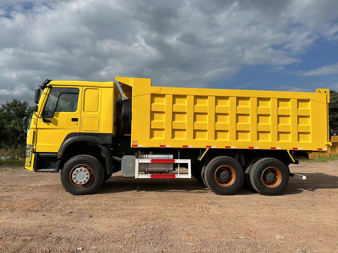 SINOTRUK Howo 371 Dump truck - Kravas automašīna pašizgāzējs: foto 4 SINOTRUK Howo 371 Dump truck - Kravas automašīna pašizgāzējs: foto 4