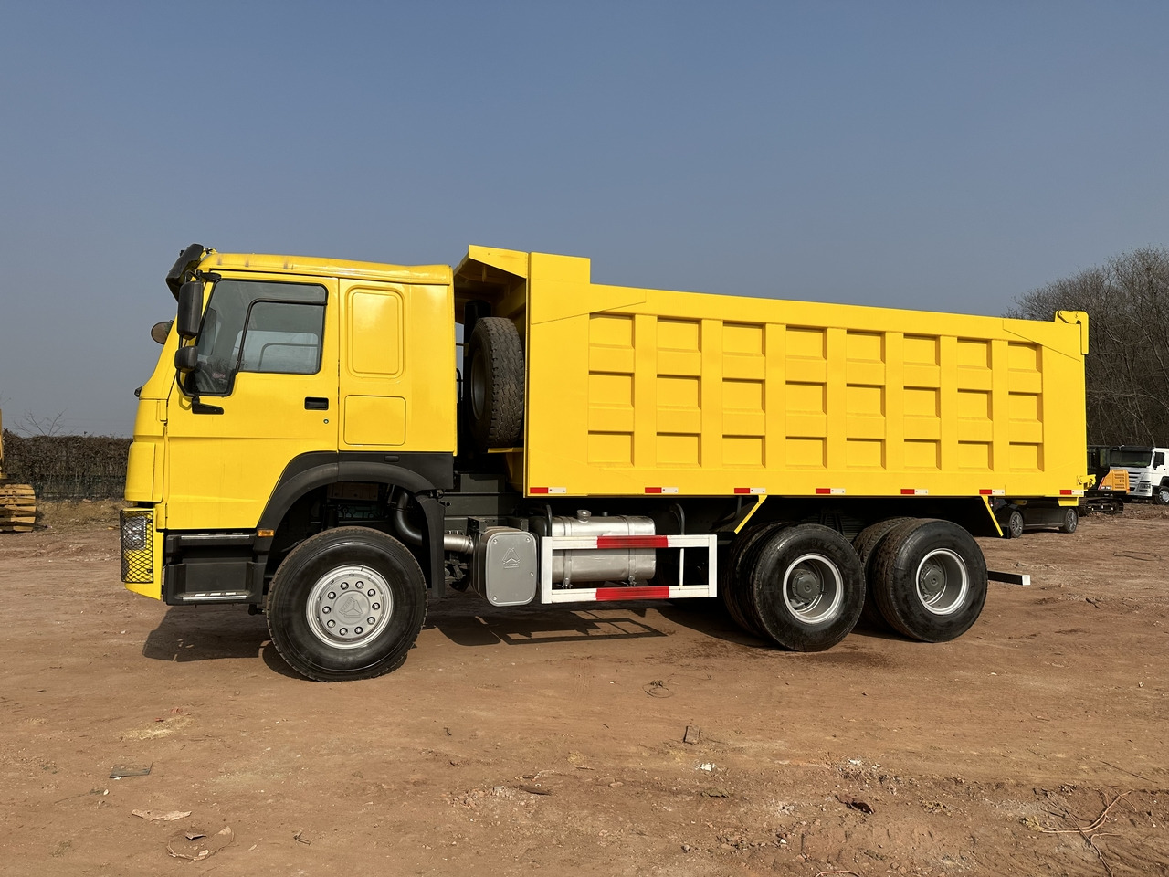 SINOTRUK Howo Dump truck 371 - Kravas automašīna pašizgāzējs: foto 3 SINOTRUK Howo Dump truck 371 - Kravas automašīna pašizgāzējs: foto 3