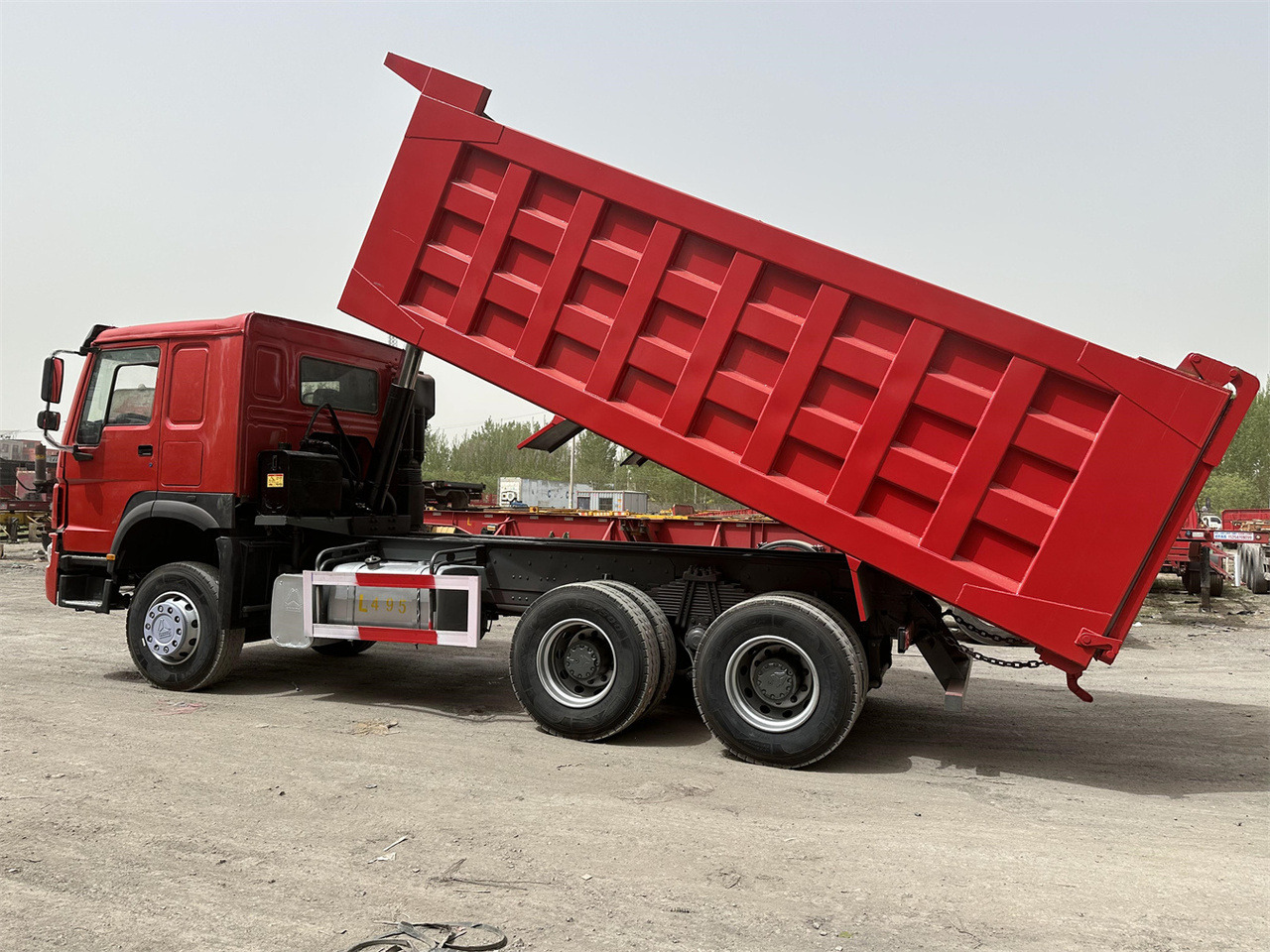 SINOTRUK Howo Dump truck 371 - Kravas automašīna pašizgāzējs: foto 4 SINOTRUK Howo Dump truck 371 - Kravas automašīna pašizgāzējs: foto 4