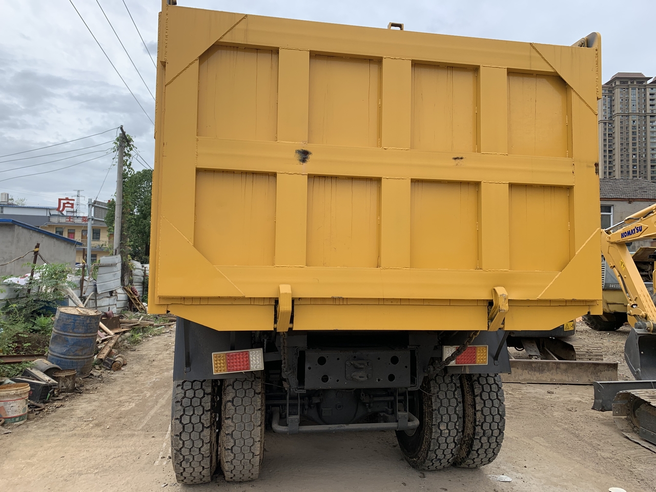 SINOTRUK Howo Dump truck 371 - Kravas automašīna pašizgāzējs: foto 3 SINOTRUK Howo Dump truck 371 - Kravas automašīna pašizgāzējs: foto 3