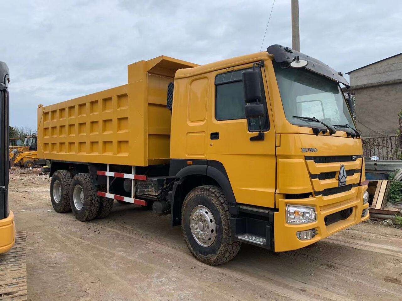 SINOTRUK Howo Dump truck 371 - Kravas automašīna pašizgāzējs: foto 1 SINOTRUK Howo Dump truck 371 - Kravas automašīna pašizgāzējs: foto 1