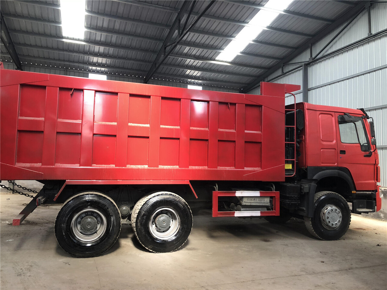SINOTRUK Howo Dump truck 371 - Kravas automašīna pašizgāzējs: foto 2 SINOTRUK Howo Dump truck 371 - Kravas automašīna pašizgāzējs: foto 2