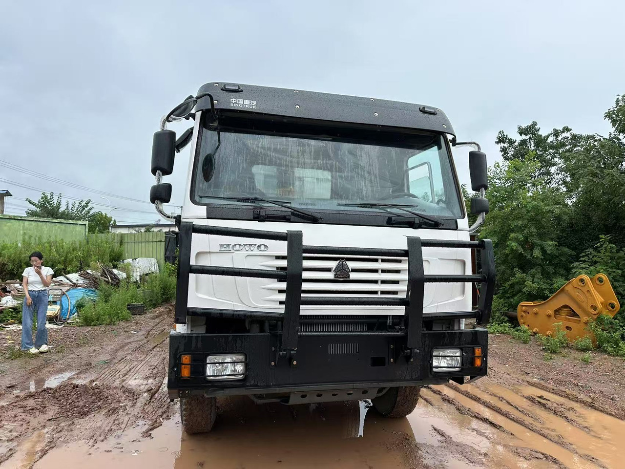 Sinotruk HOWO 371hp 8x4 - Kravas automašīna pašizgāzējs: foto 2 Sinotruk HOWO 371hp 8x4 - Kravas automašīna pašizgāzējs: foto 2