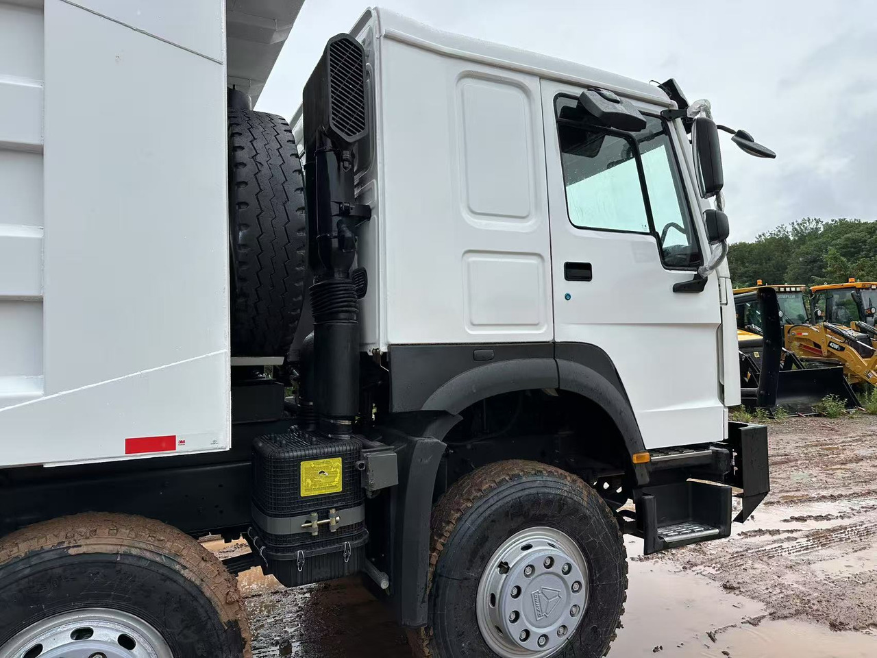 Sinotruk HOWO 371hp 8x4 tipper truck - Kravas automašīna pašizgāzējs: foto 5 Sinotruk HOWO 371hp 8x4 tipper truck - Kravas automašīna pašizgāzējs: foto 5